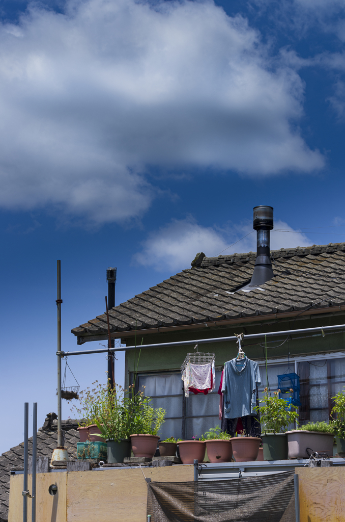 屋根と煙突と白い雲