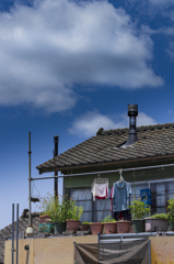 屋根と煙突と白い雲