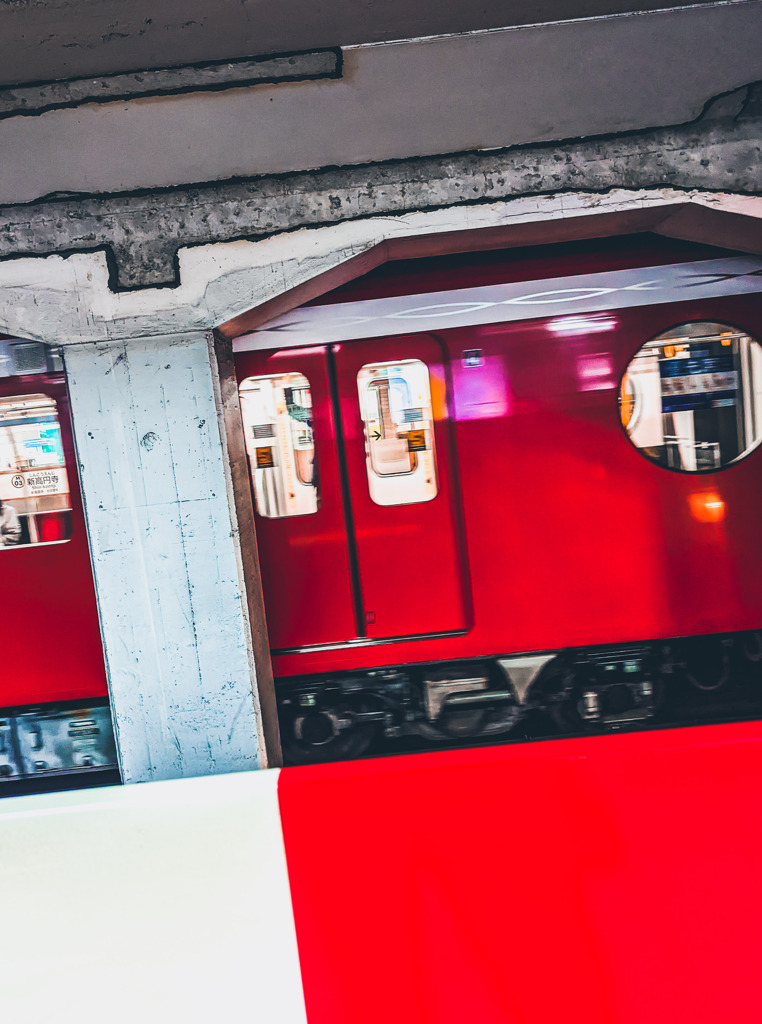 地下を走る赤い列車
