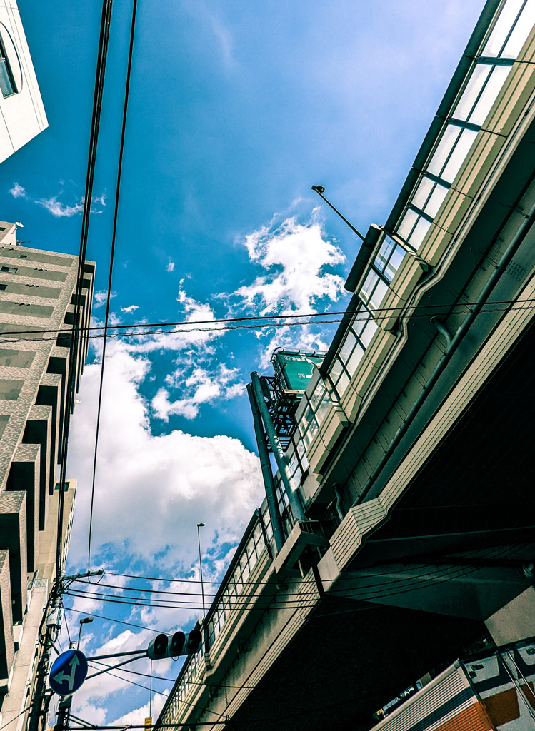 青い空と高速道路