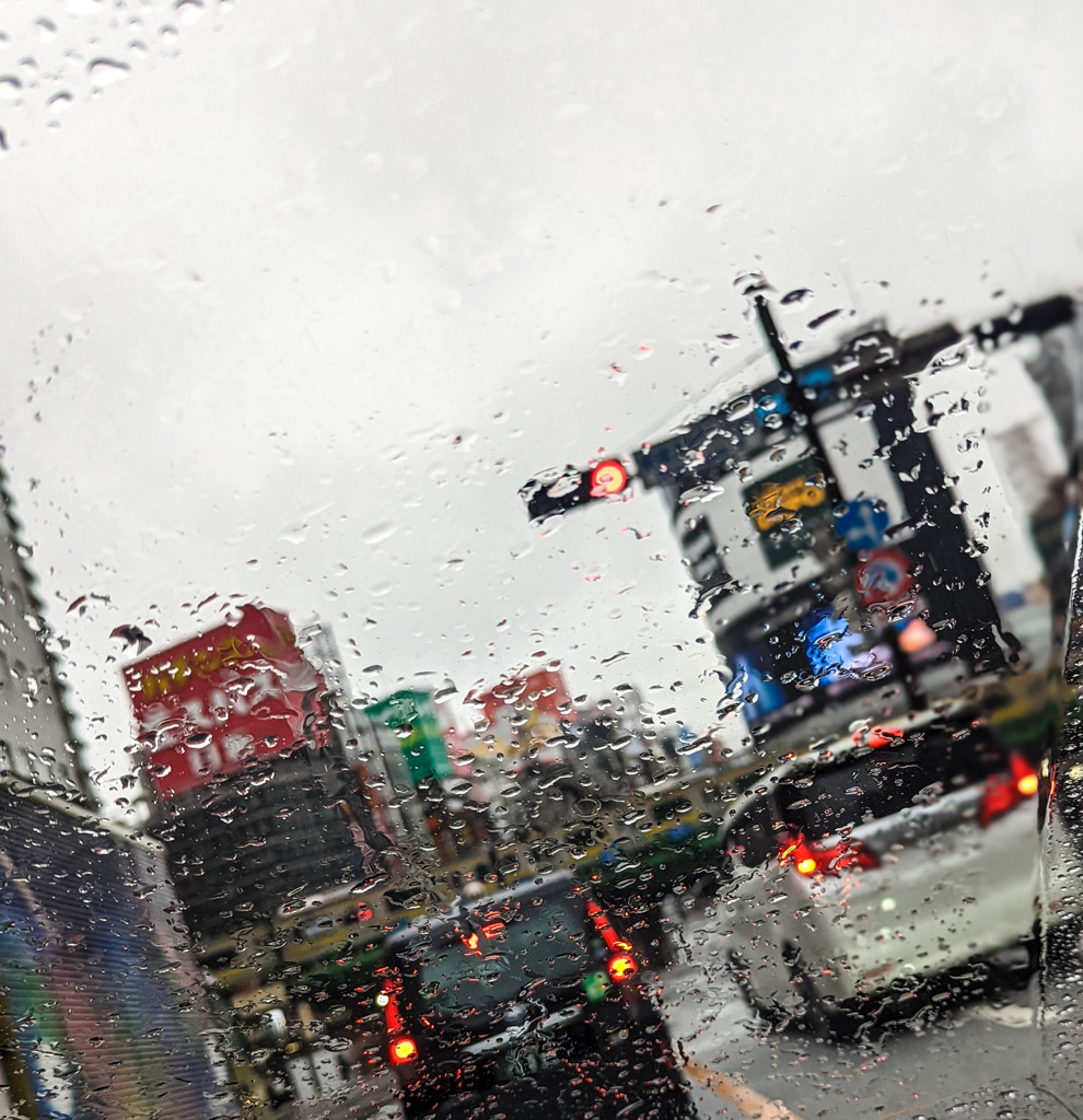 雨のフロントガラス