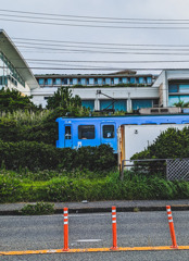 海辺を走る青い電車