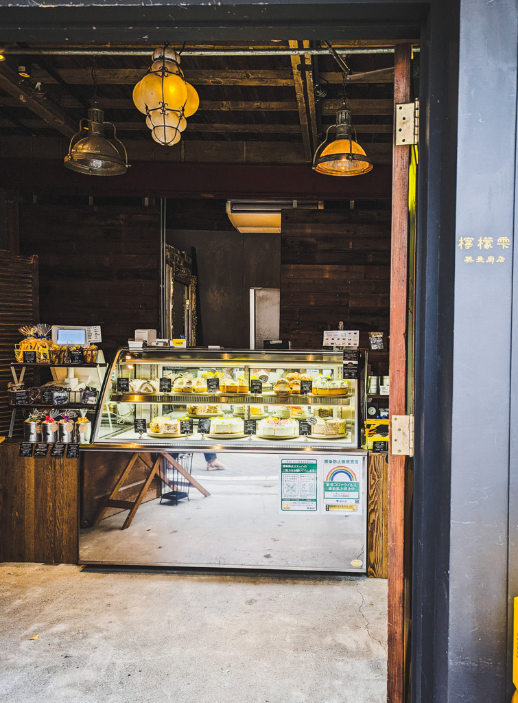 陽射しの奥のスイーツ