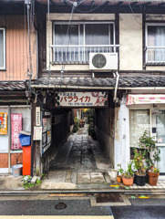 路地の先に