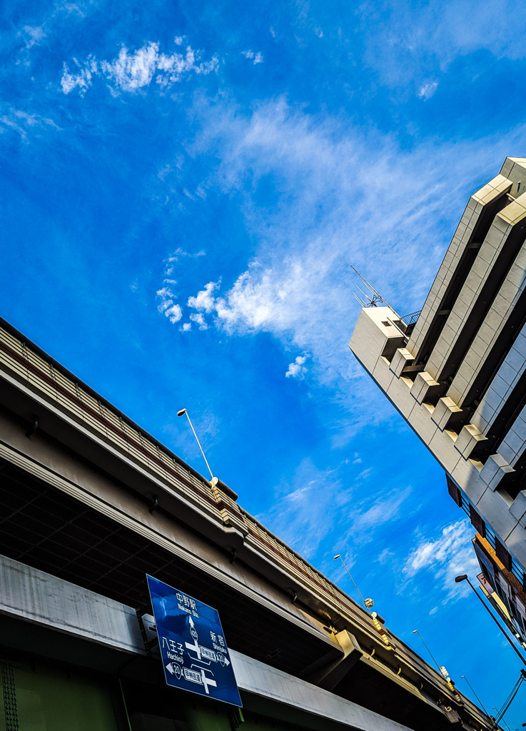 街の青い空