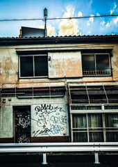 時を重ねた窓と壁