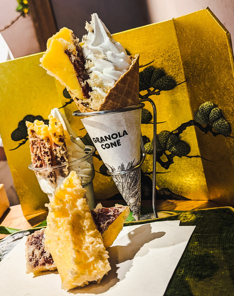 金屏風の前に立ち