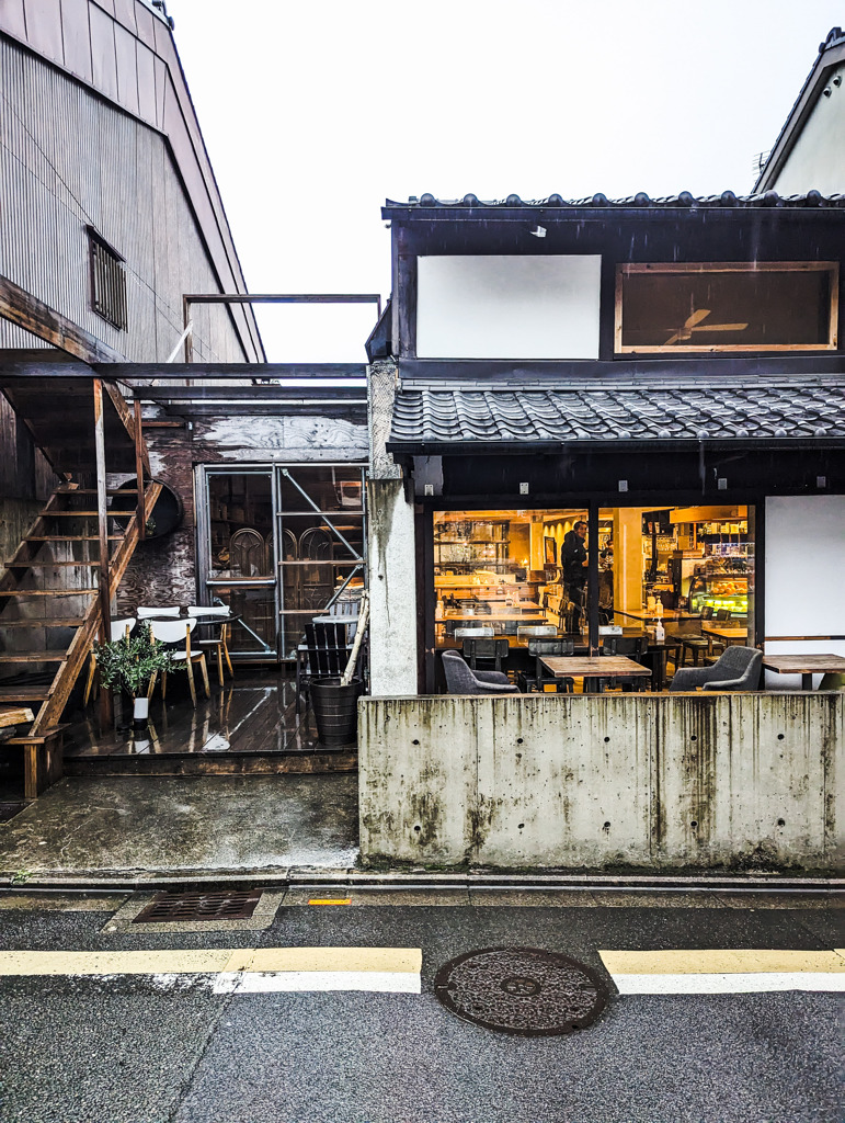 小雨降るカフェ