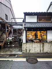 小雨降るカフェ