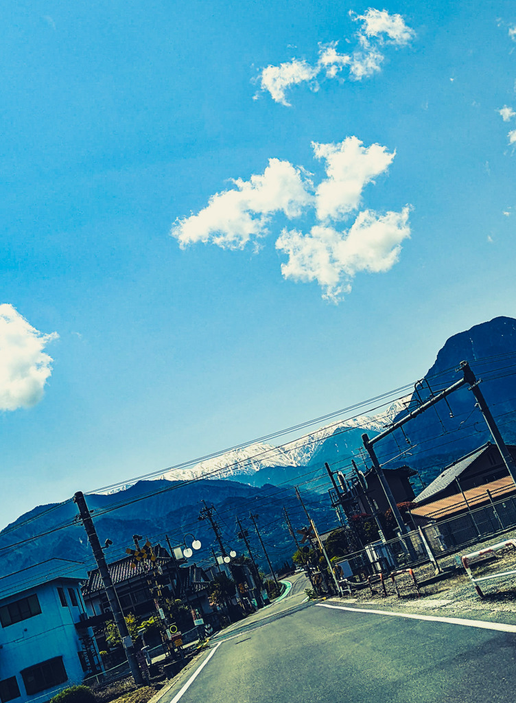 線路の先の北アルプス