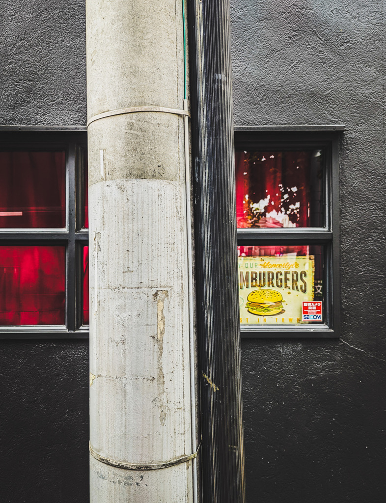 窓の中のハンバーガー