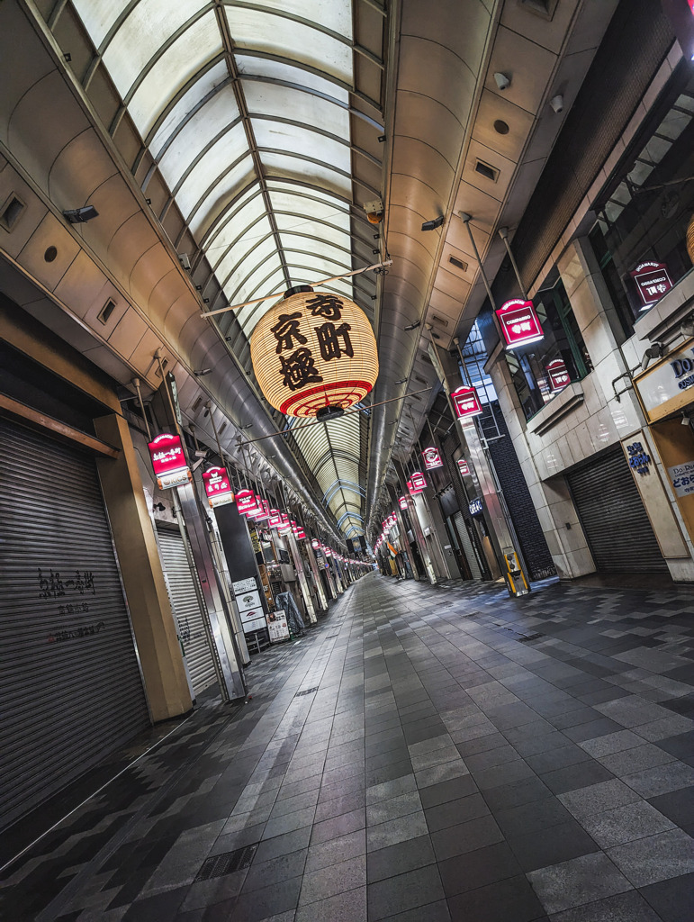 京の街のアーケード