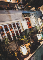 深夜のカフェで