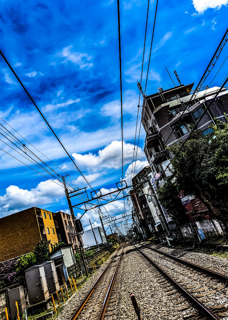 線路向こうの青空