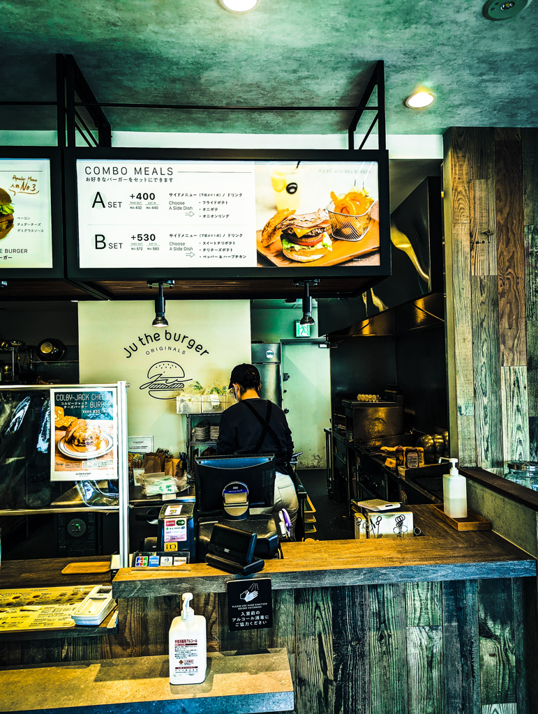 バーガーショップの後姿