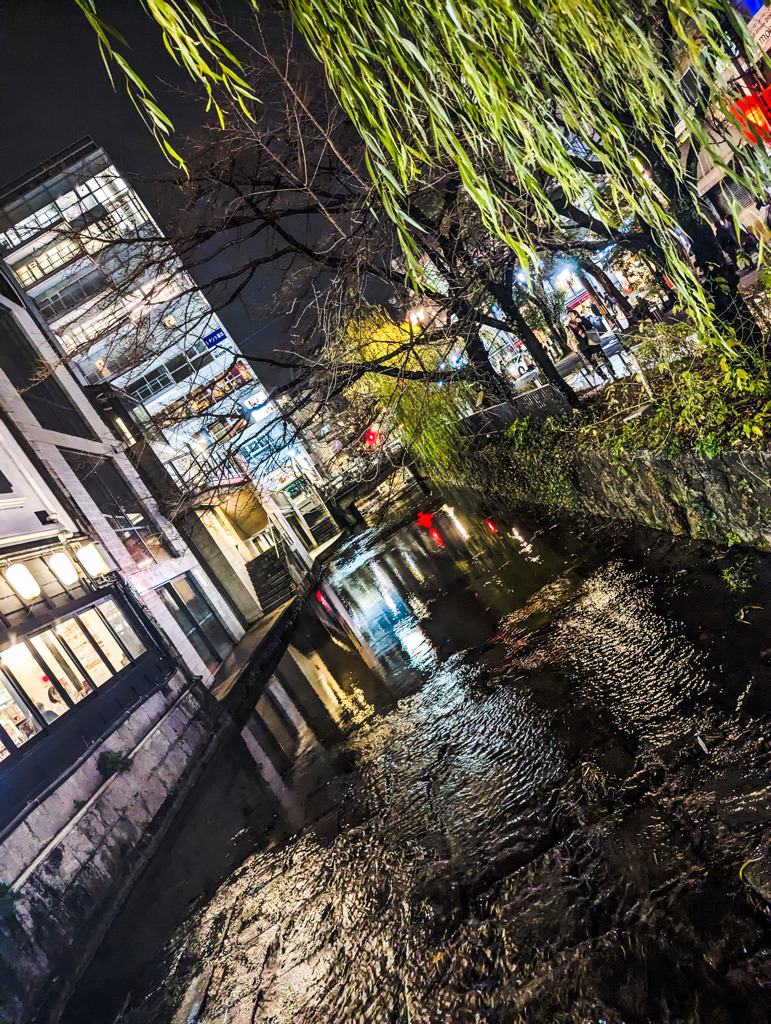 夜の川面