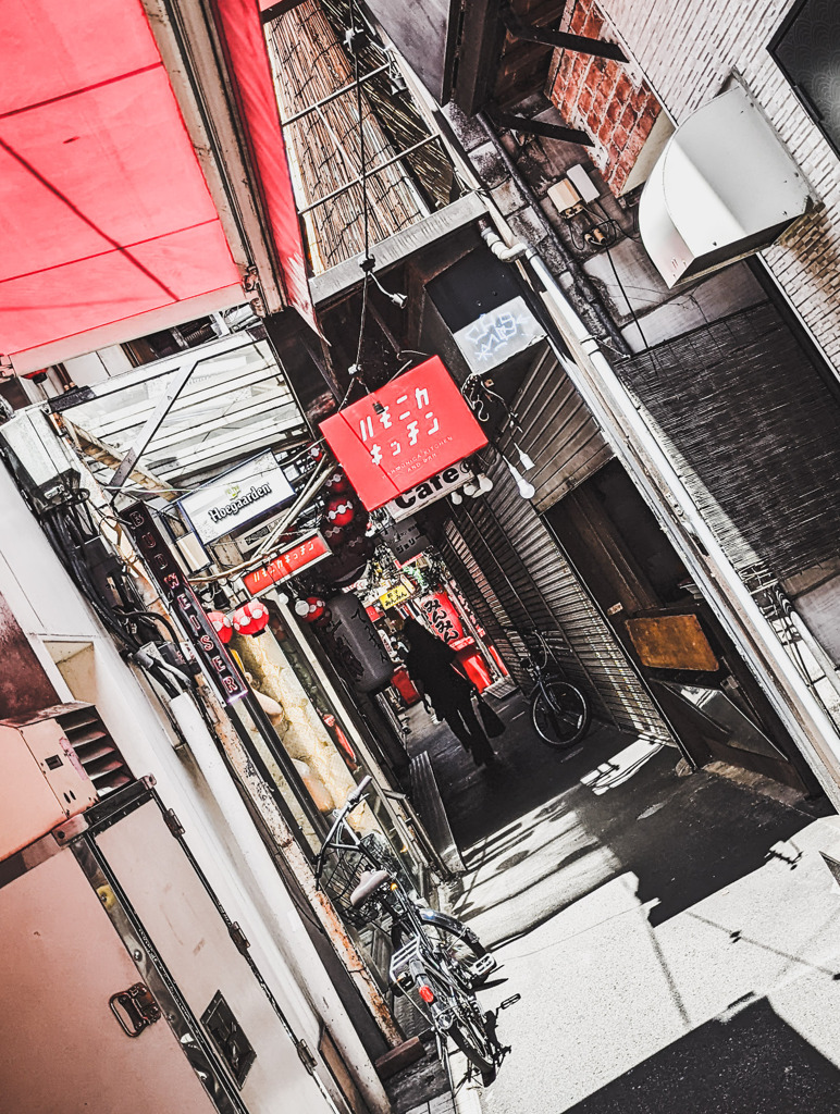 路地裏の後ろ姿