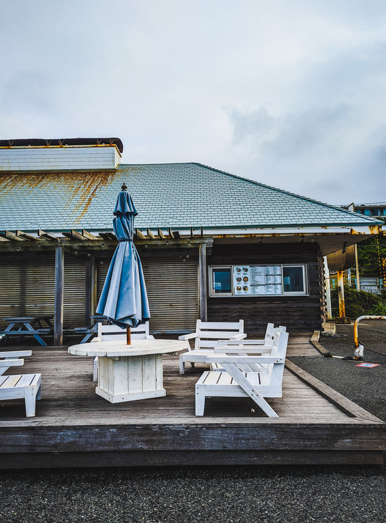 ベンチとパラソル