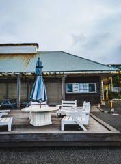 ベンチとパラソル