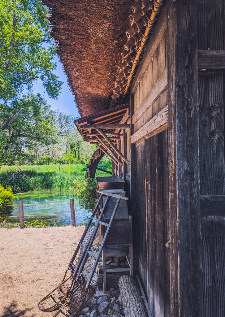 納屋と水車と清い水
