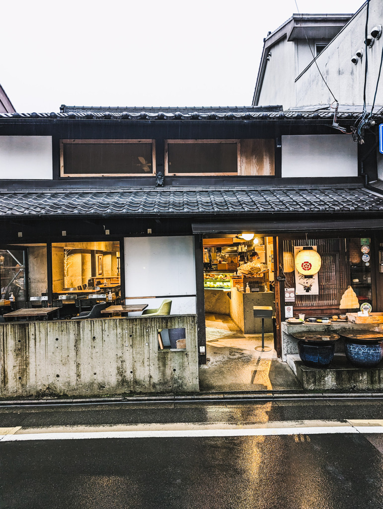 朝のカフェ