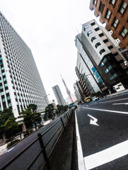 道の上からタワーを眺めて