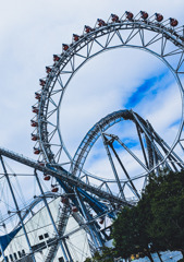 観覧車とジェットコースター