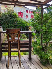 線路脇のテラス席