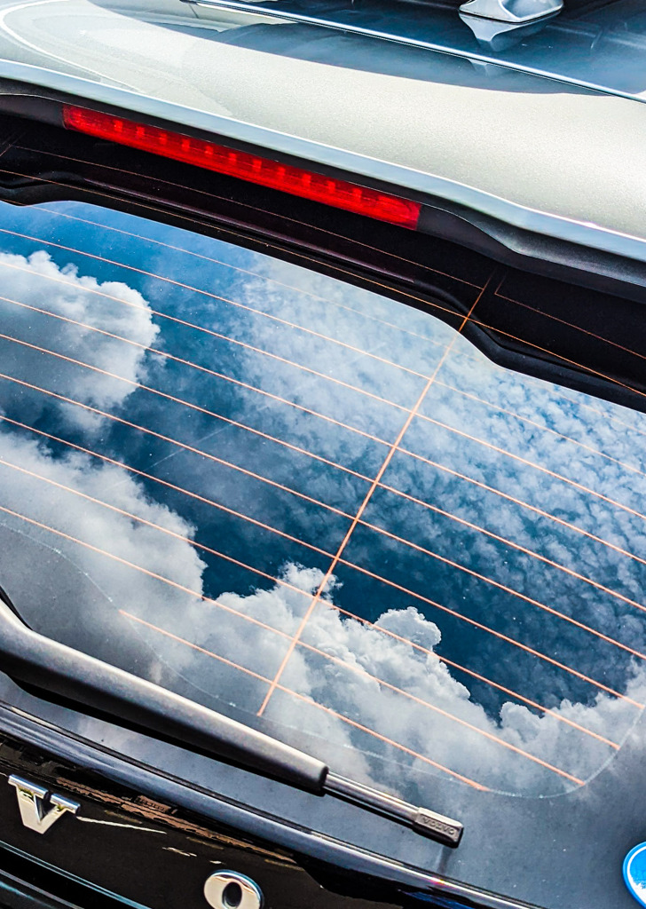 リアウィンドウの青空