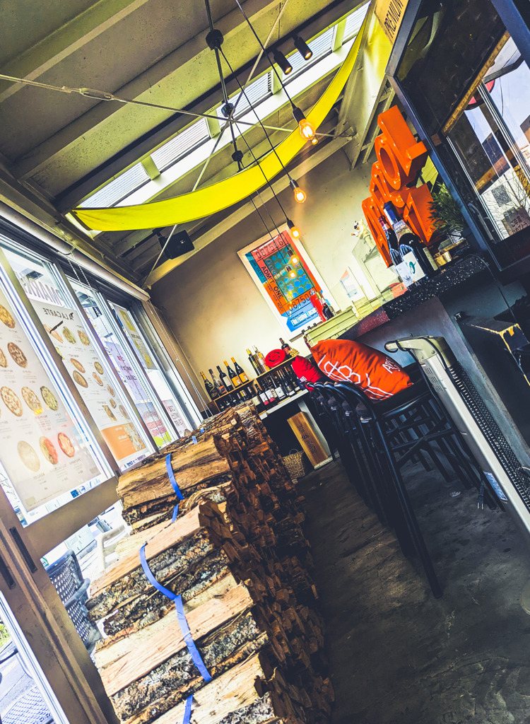 積み重なるピザ屋の薪