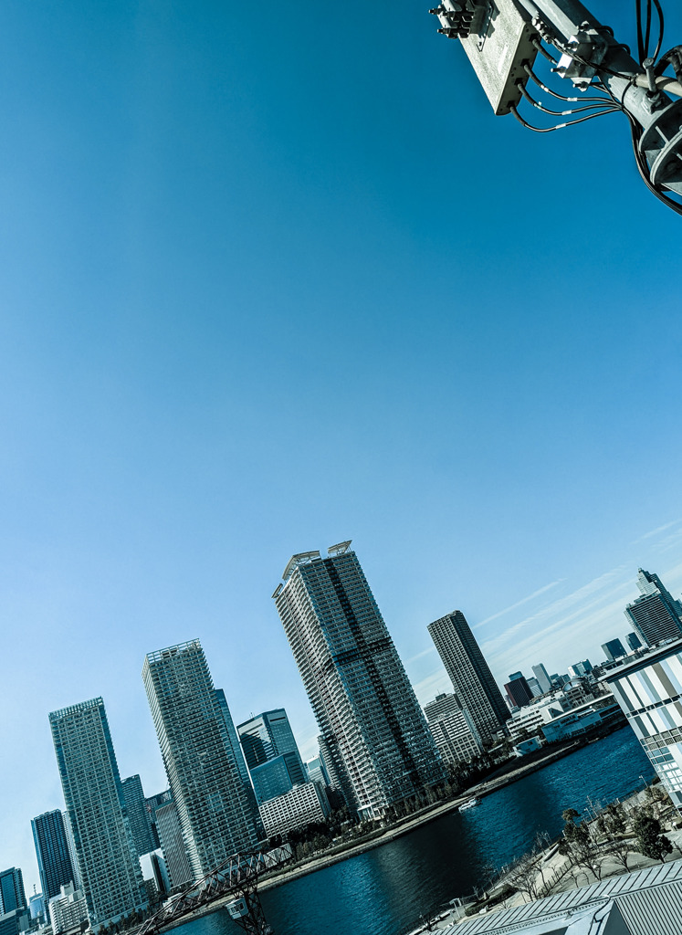 晴れが引き立つ水の青さ