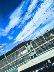 高速の青空