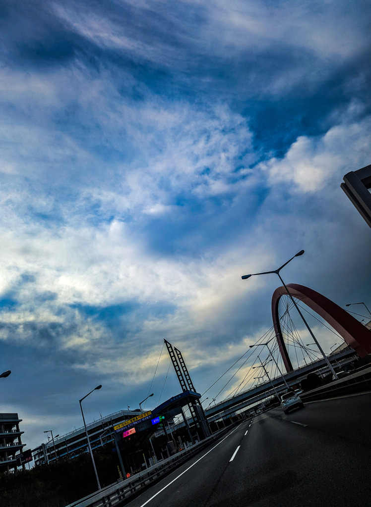 朝のハイウェイ