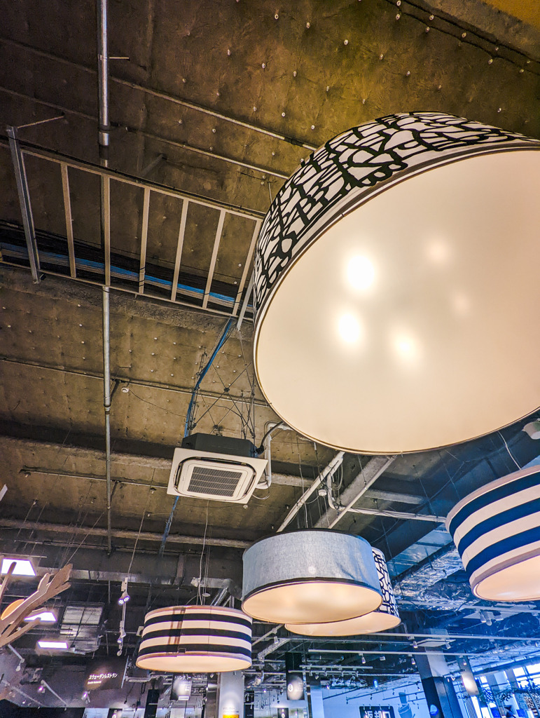 カフェの明かり