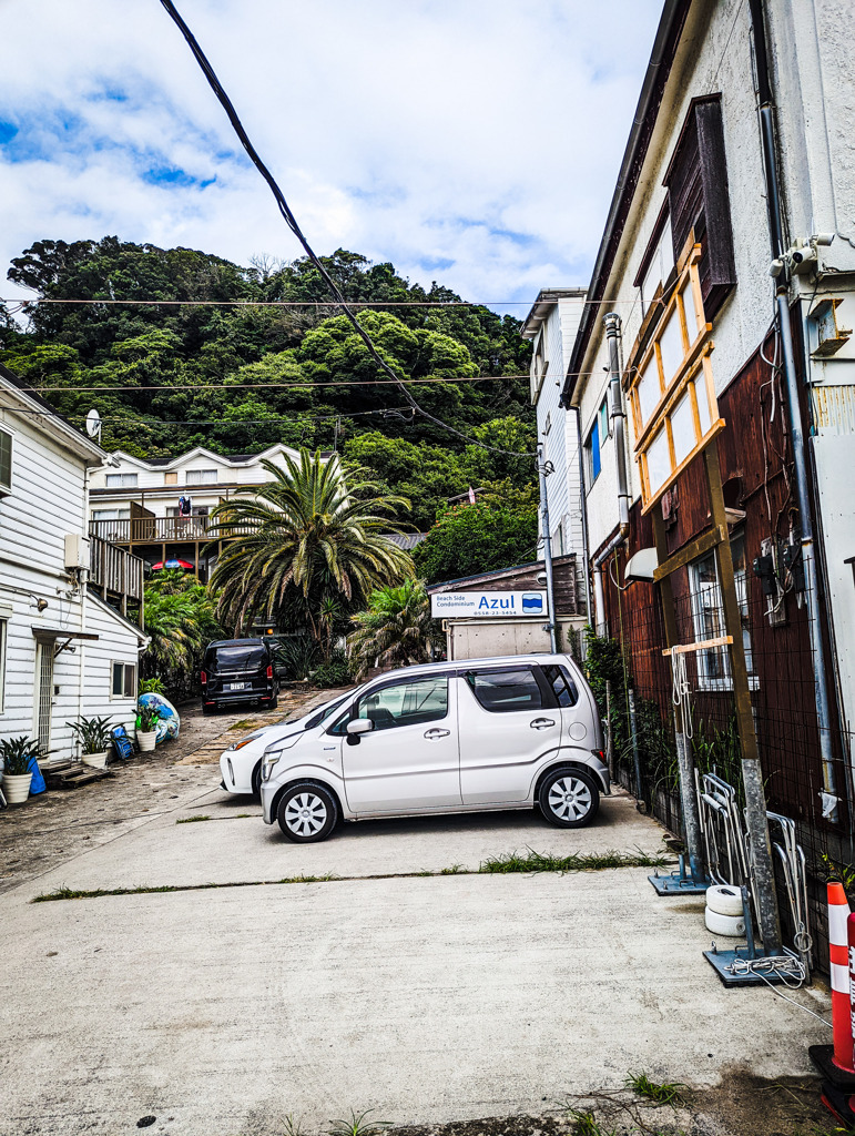 浜辺近くの駐車場