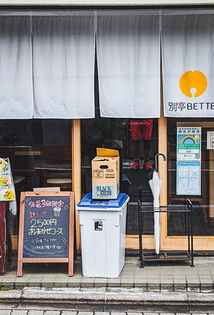 ガラス越しの人