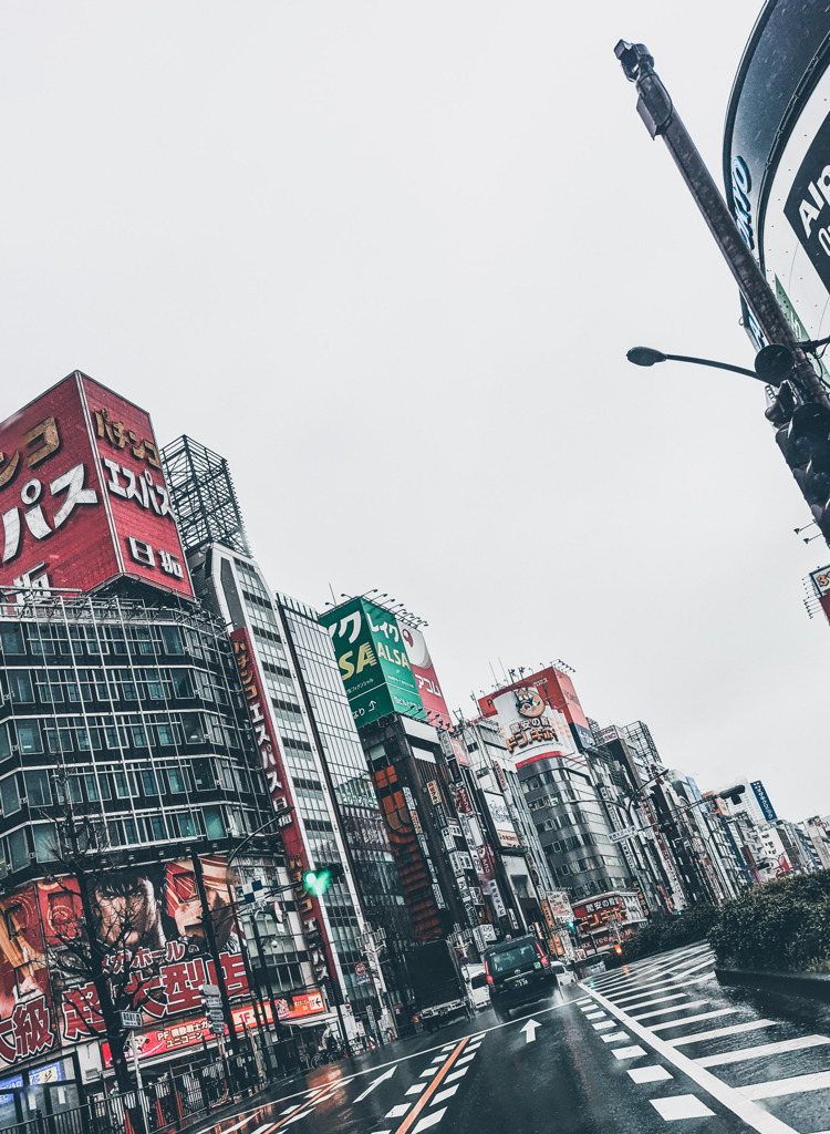 雨降る新宿