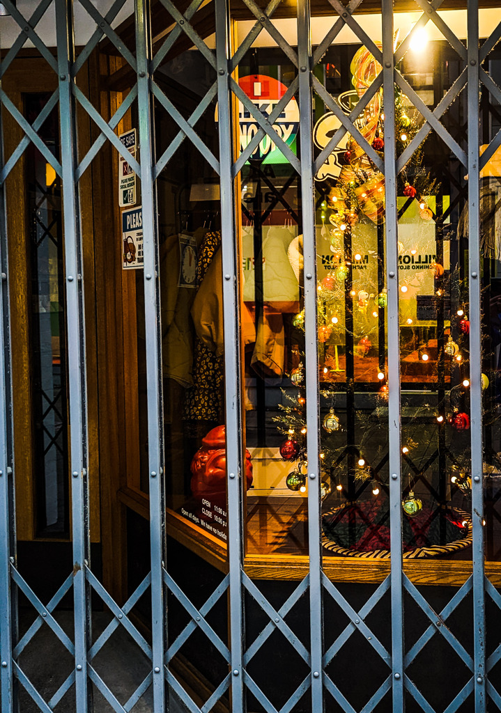 シャッターの中のクリスマス