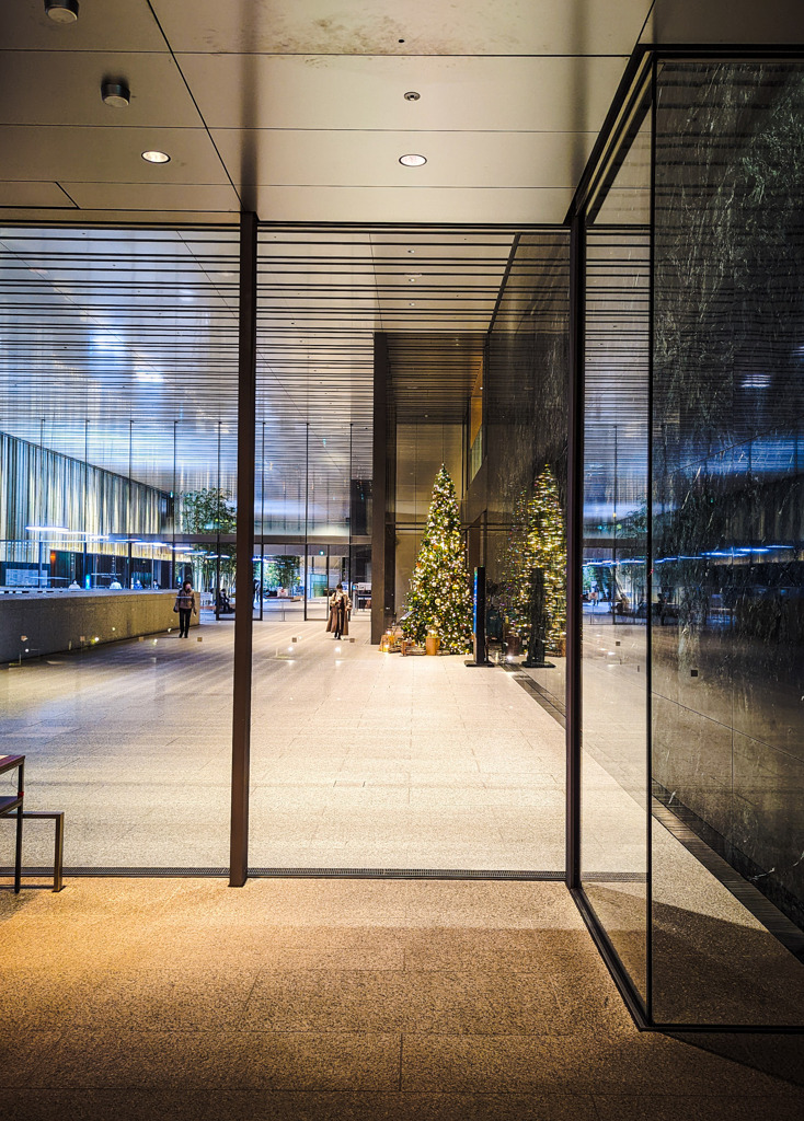 ビルの中のクリスマスツリー