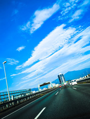 高速の青空