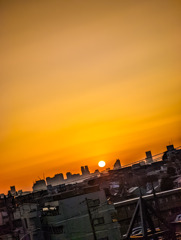 朝焼けに染まる街