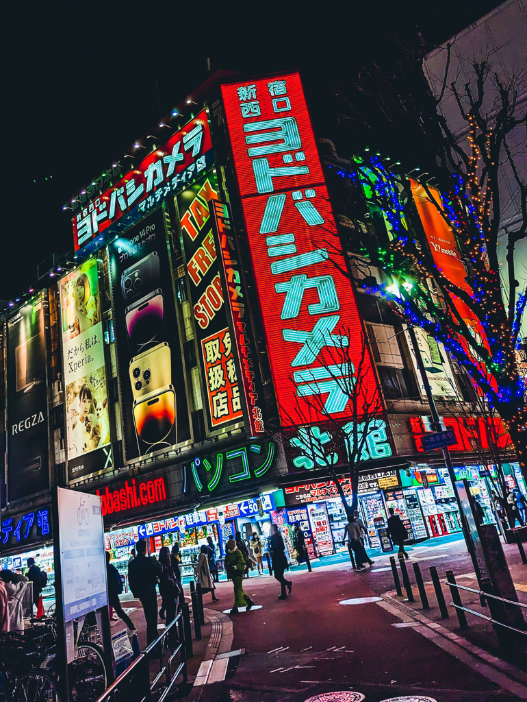 新宿西口駅の前