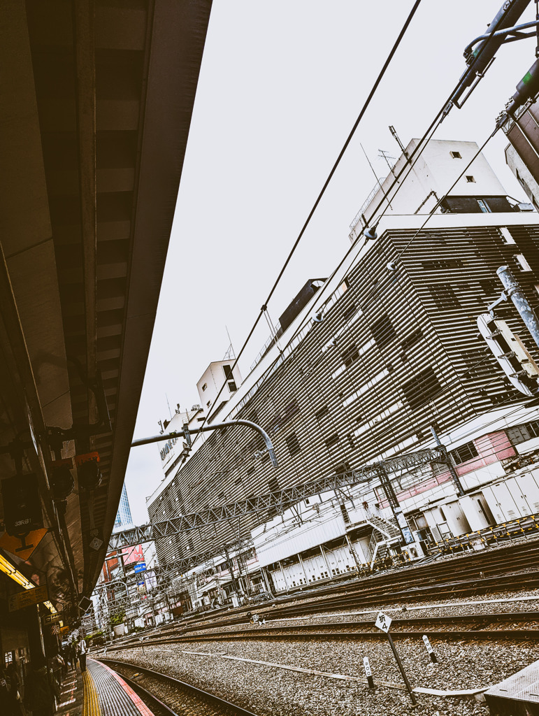 新宿駅のホームの上で