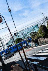 青い空に青い列車