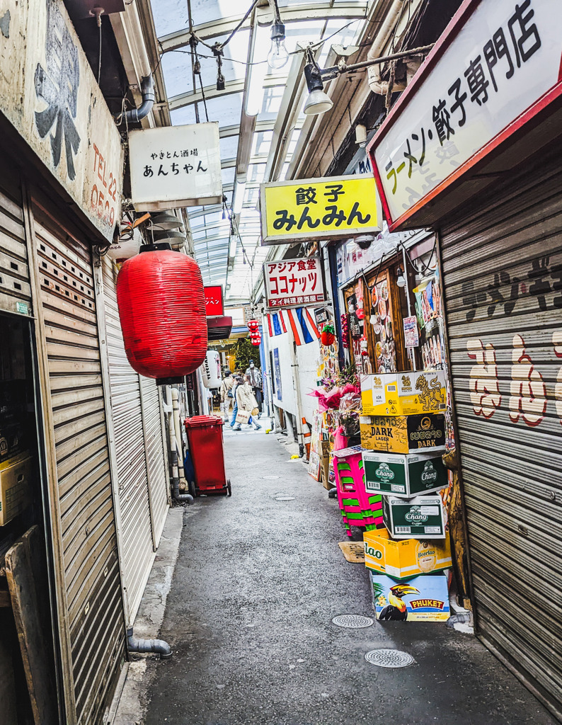 小路のアーケード