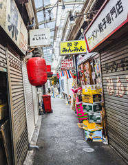 小路のアーケード