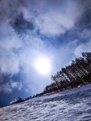 雪を照らす太陽