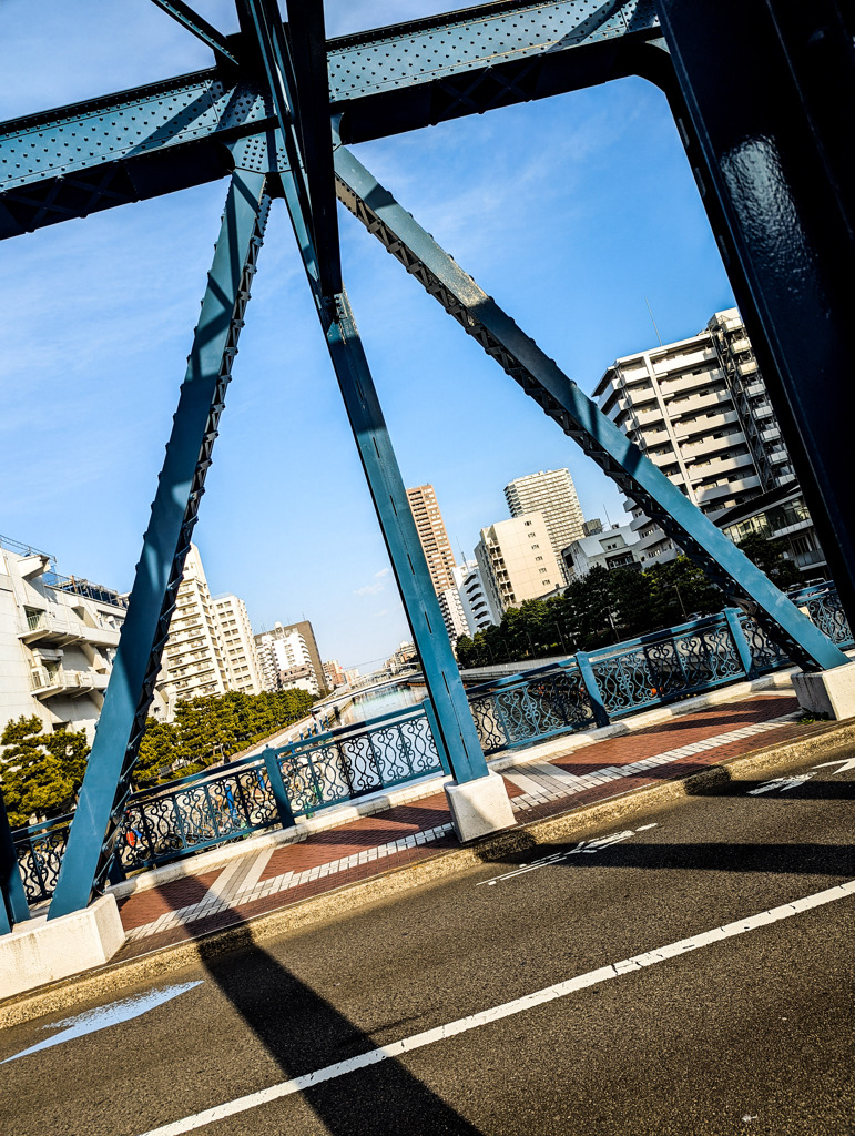 トラス橋、水と共に