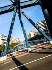 トラス橋、水と共に