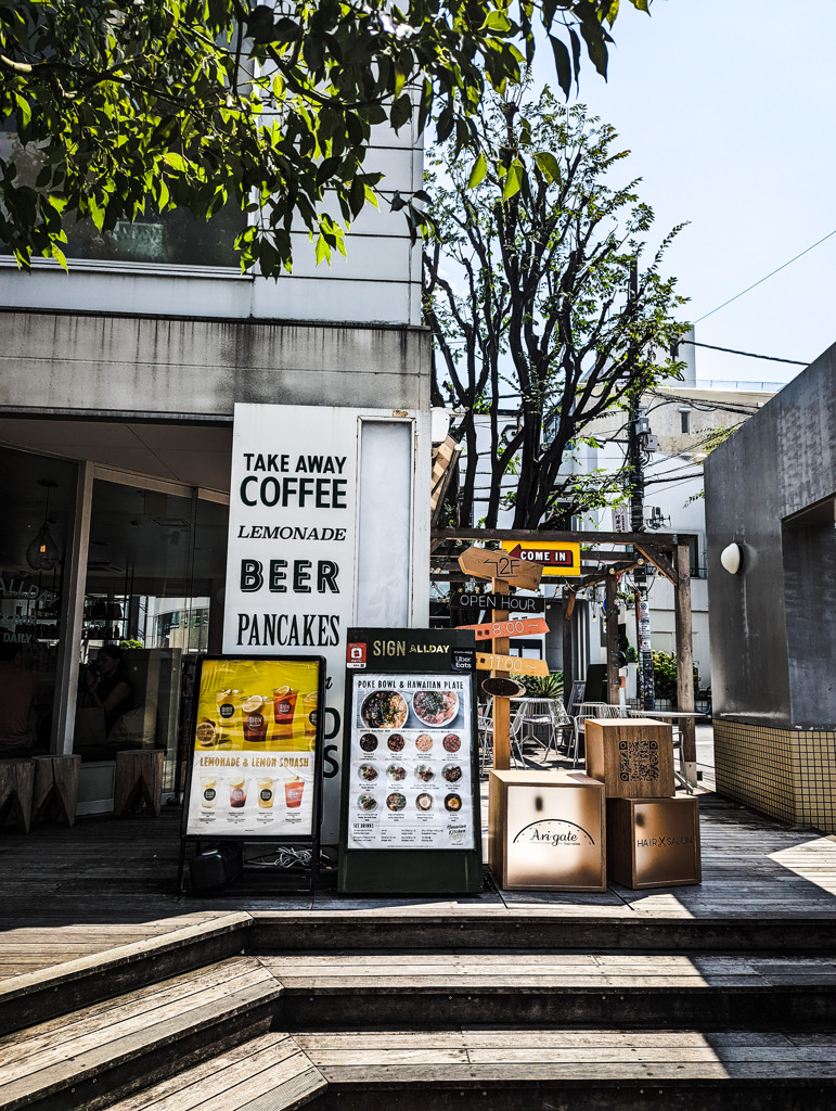 駅前の小さなカフェ
